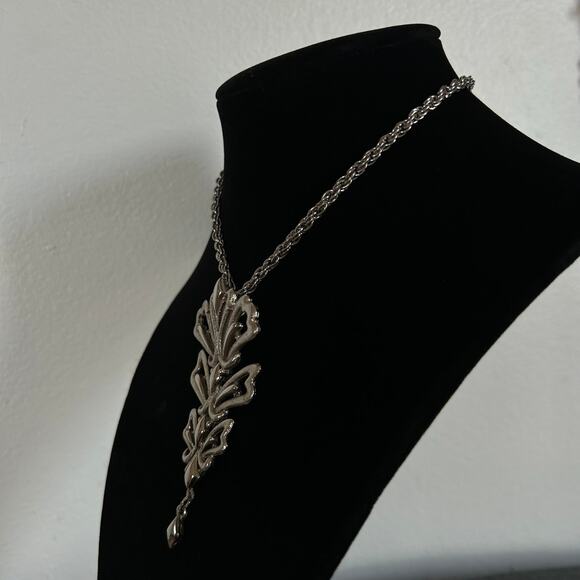 Vintage Lisner Silver Tone Ornate Statement Marked Pendant 18 inch Necklace - Picture 2 of 9